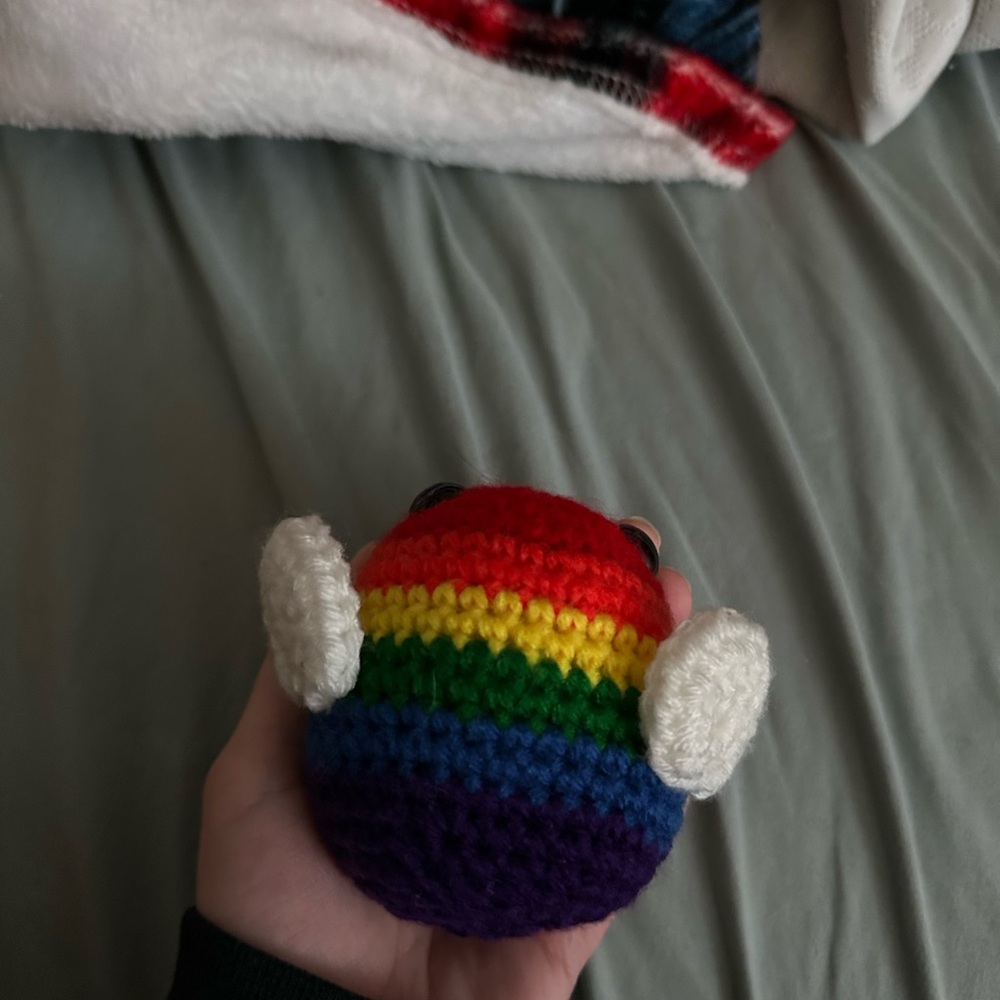 crochet rainbow bee - Picture 4 of 5